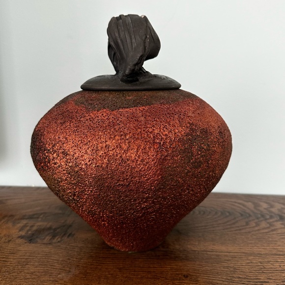 Stunning Raku Jar and Cover by Ceramic Artist Shu-Chen Cheng - Picture 6 of 10